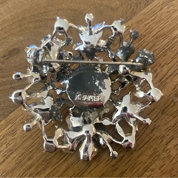 VTG, Round Snowflake Silver-Tone Faux Pearl & Rhinestone Brooch Signed, Kramer - Picture 6 of 8